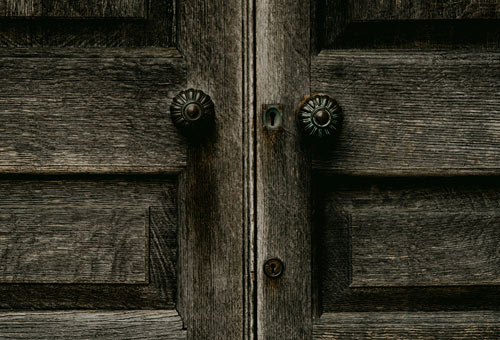 Voici, je me tiens à la porte