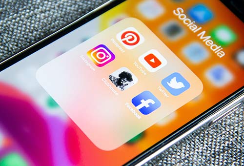 L'impact des écrans et des médias sociaux sur l'Église