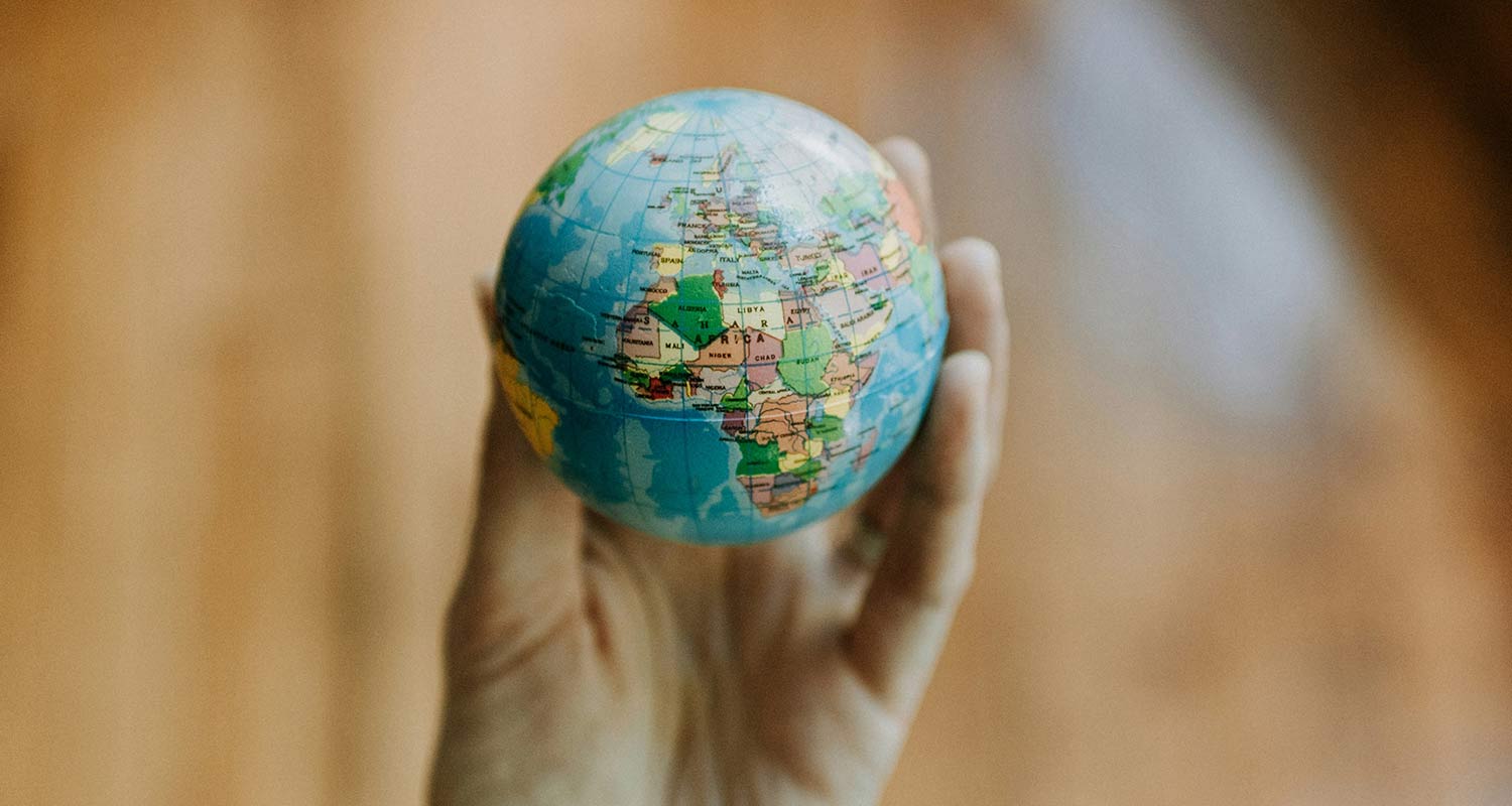 Dans le monde, mais pas du monde