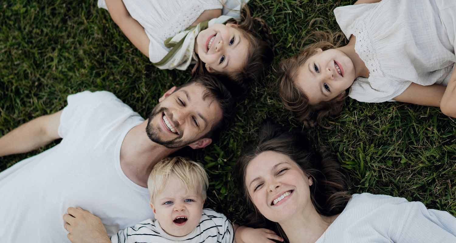 Une famille dans les maisons